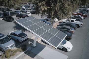 combien de panneaux solaires pour recharger une voiture électrique ?