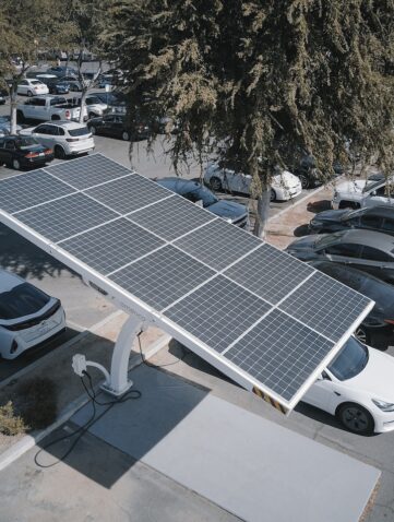 combien de panneaux solaires pour recharger une voiture électrique ?