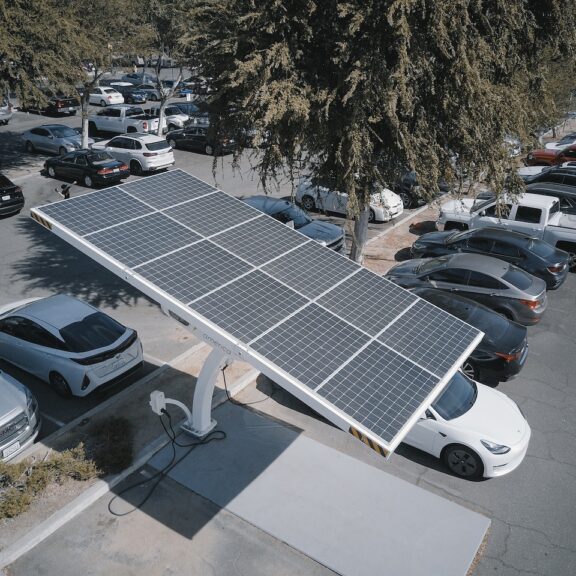 combien de panneaux solaires pour recharger une voiture électrique ?