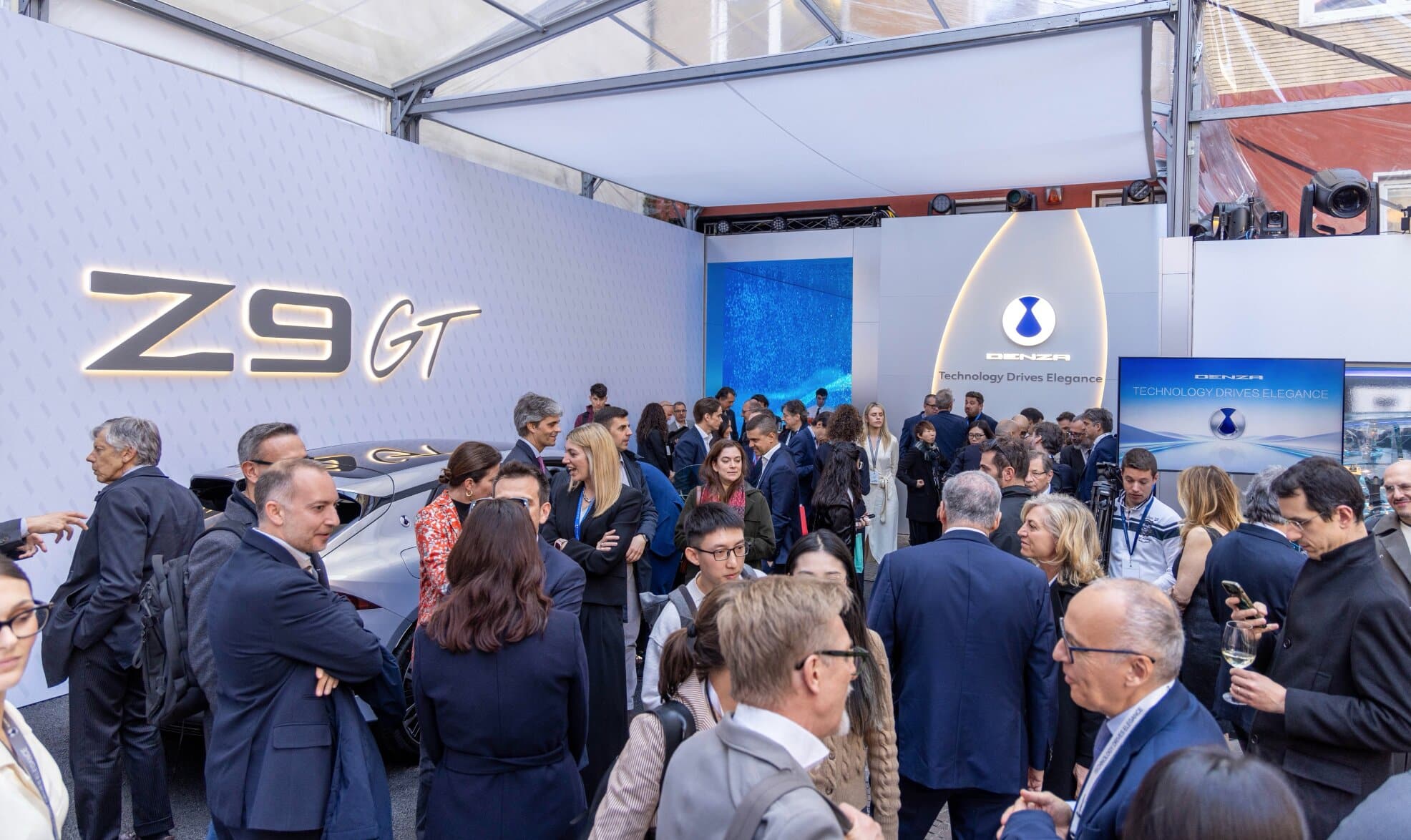 présentation au public DENZA 