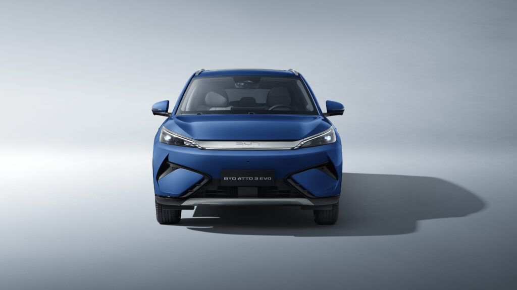 BYD ATTO 3 EVO SUV électrique familial vue de face en studio