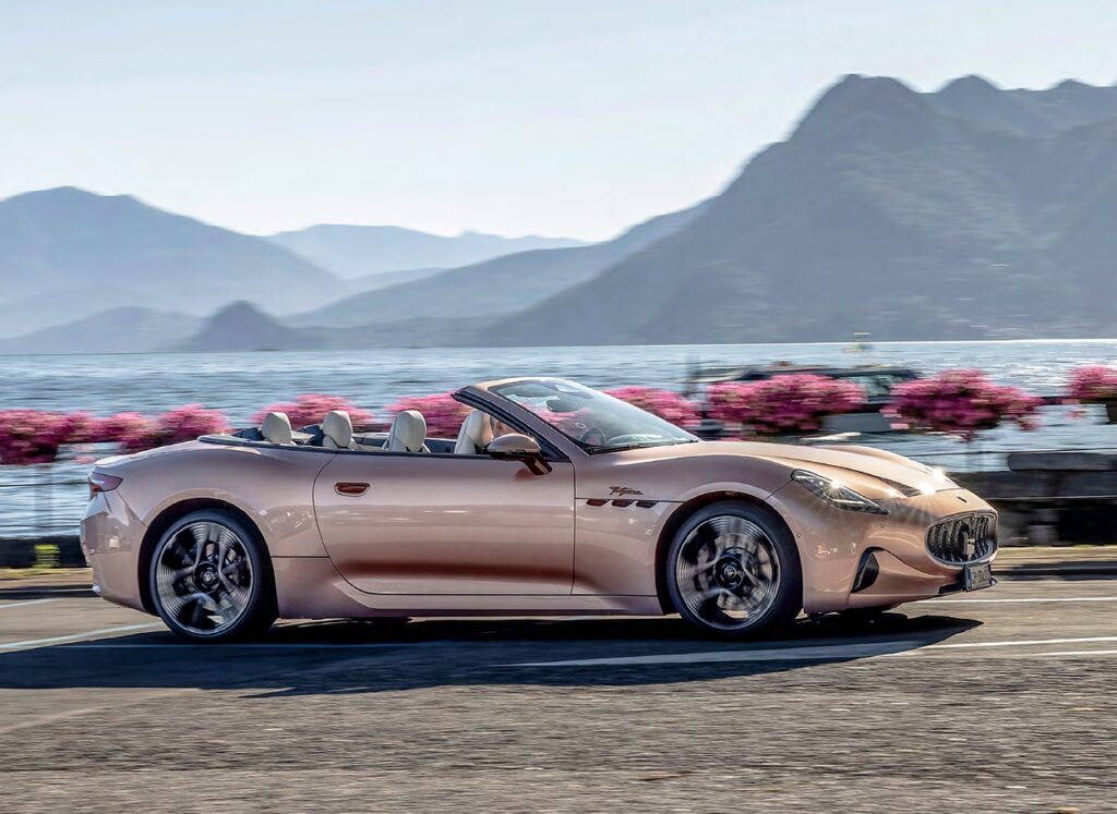 Vue de coté du Maserati GranCabrio Folgore