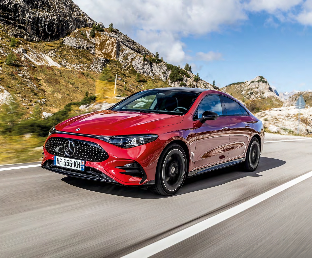 Mercedes CLA électrique rouge en essai sur une route de montagne