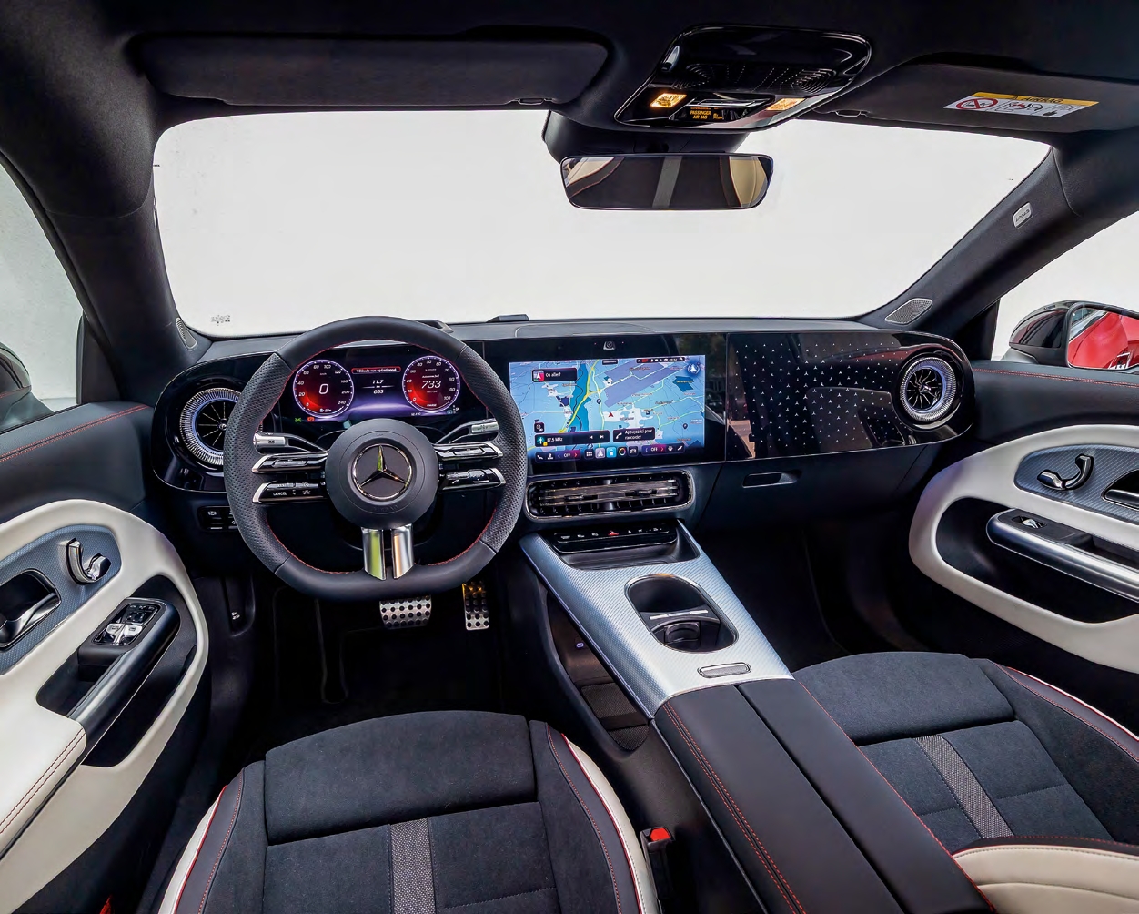 Intérieur de la Mercedes CLA avec tableau de bord numérique et écran central