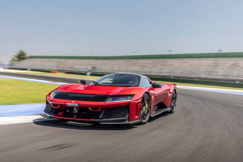 Ferrari F80 sur circuit 