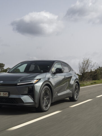 Toyota C-HR+ SUV électrique en conduite sur route avec design coupé et signature lumineuse avant