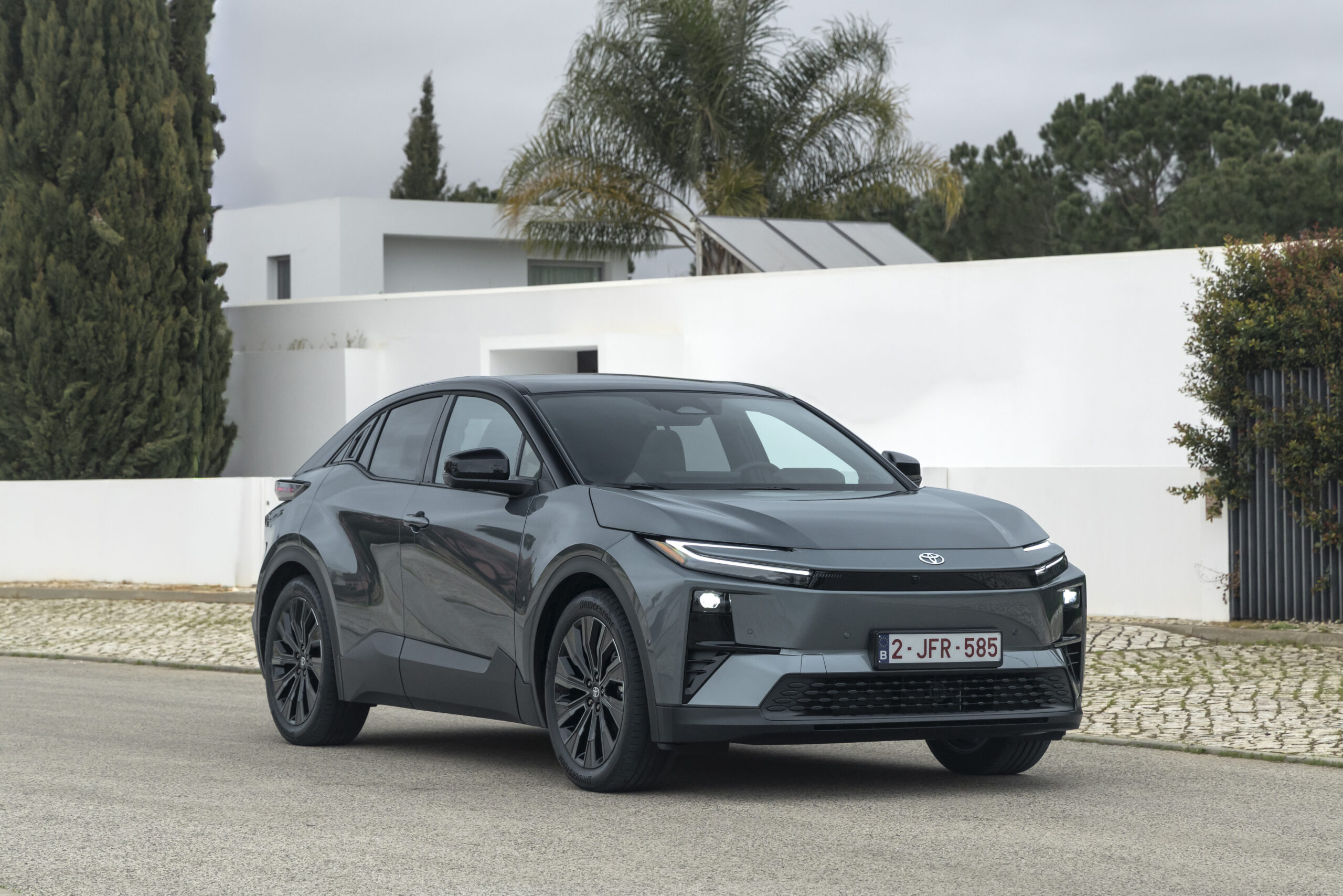 Toyota C-HR+ SUV électrique vue avant avec signature lumineuse et design coupé