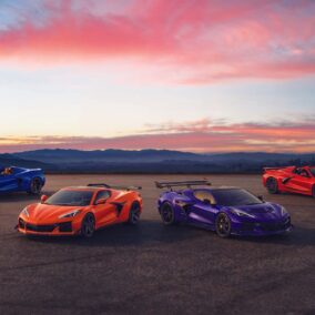 Gamme de Chevrolet Corvette C8 (Stingray, Z06 et ZR1) alignées sur une piste au coucher du soleil.