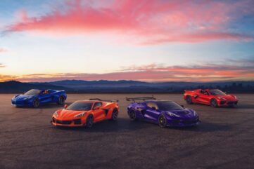 Gamme de Chevrolet Corvette C8 (Stingray, Z06 et ZR1) alignées sur une piste au coucher du soleil.