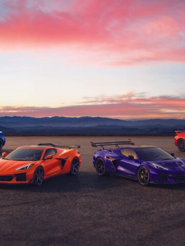 Gamme de Chevrolet Corvette C8 (Stingray, Z06 et ZR1) alignées sur une piste au coucher du soleil.