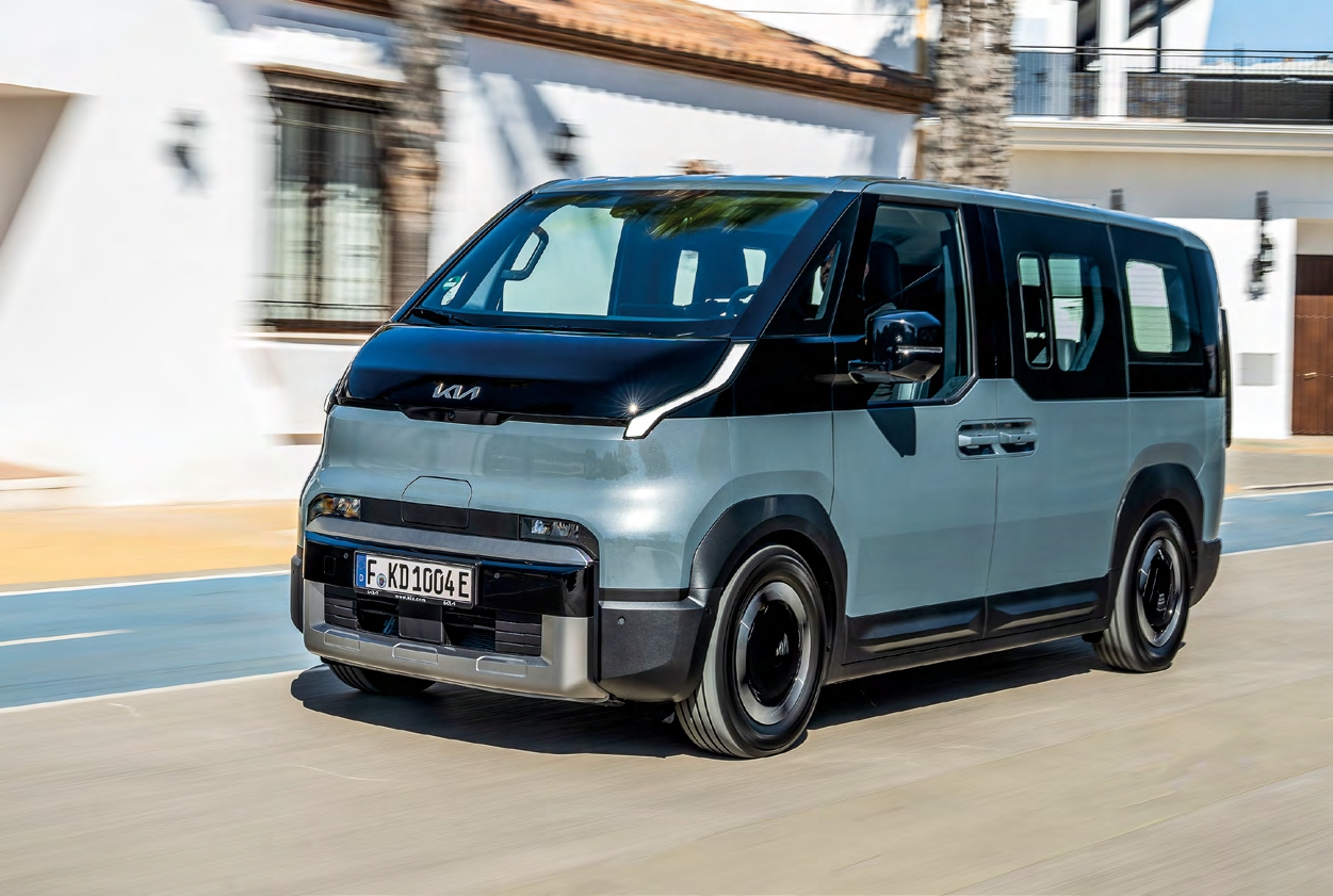 Kia PV5 van électrique en circulation en ville