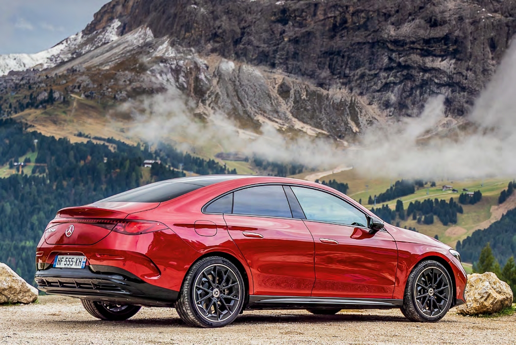 Mercedes CLA électrique rouge vue de profil dans un paysage de montagne
