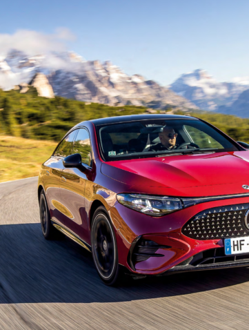 Mercedes CLA électrique rouge roulant sur une route de montagne lors d’un essai