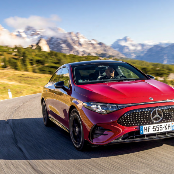 Mercedes CLA électrique rouge roulant sur une route de montagne lors d’un essai