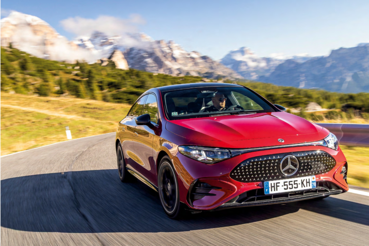 Mercedes CLA électrique rouge roulant sur une route de montagne lors d’un essai