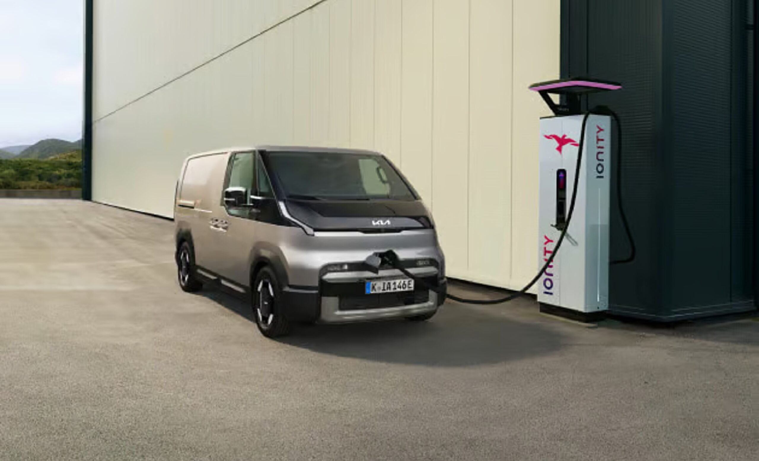 Kia PV5 utilitaire électrique en recharge sur borne rapide