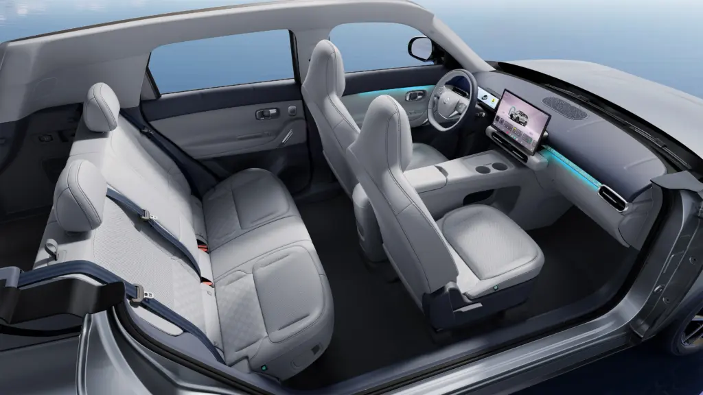 Intérieur du Leapmotor B03X avec sièges modulables et écran central tactile