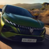 Peugeot 408 verte en mouvement sur route avec design fastback et signature lumineuse distinctive