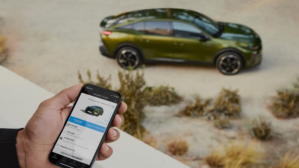 application mobile Peugeot pour gestion recharge avec Peugeot 408 électrique en arrière-plan