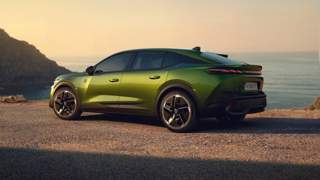 Peugeot 408 électrique verte sur route côtière vue arrière en extérieur