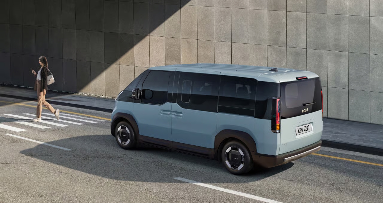 Kia PV5 van électrique circulant en ville