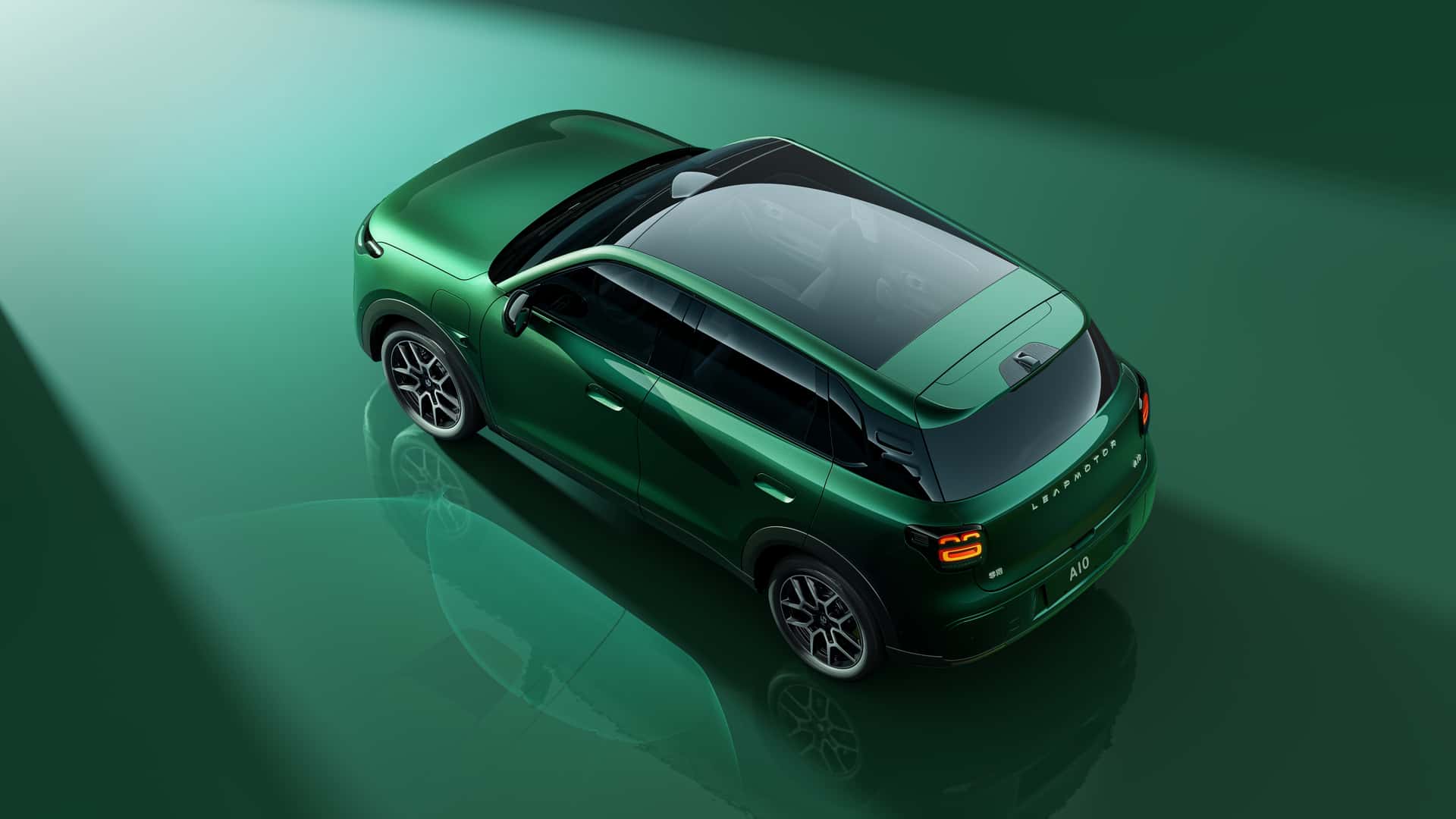 Leapmotor B03X vue de dessus SUV électrique vert design moderne avec toit panoramique