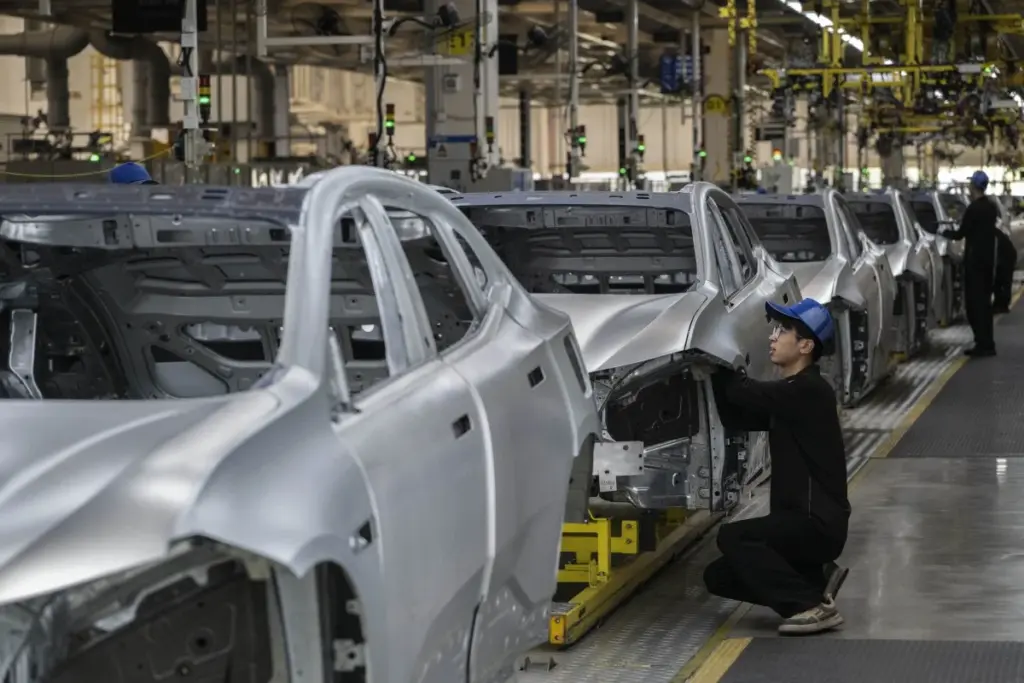 Chaîne de production automobile avec carrosseries en assemblage dans une usine Geely