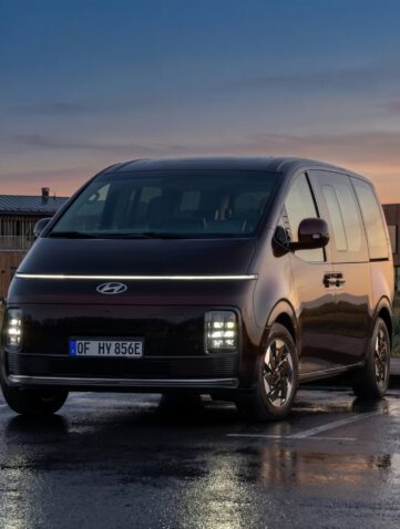 Hyundai STARIA Electric stationné en extérieur avec design futuriste et éclairage LED