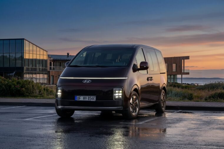 Hyundai STARIA Electric stationné en extérieur avec design futuriste et éclairage LED