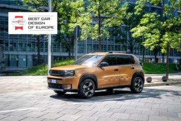 Fiat Grande Panda électrique primée AUTOBEST 2026 en design, en circulation en milieu urbain