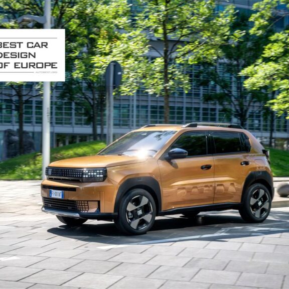 Fiat Grande Panda électrique primée AUTOBEST 2026 en design, en circulation en milieu urbain