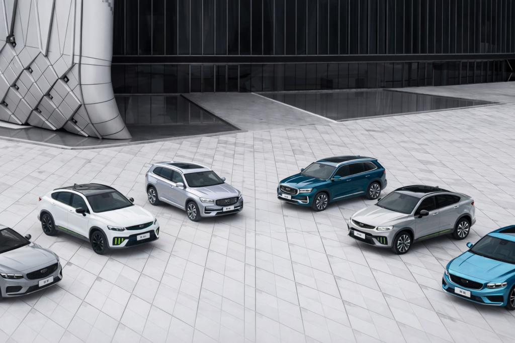 Gamme de SUV électriques Geely présentée sur une esplanade moderne devant un bâtiment futuriste