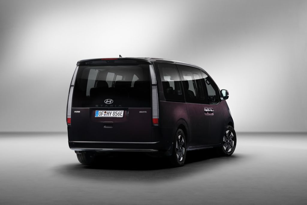 Hyundai STARIA Electric vu de l’arrière avec design monovolume moderne