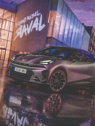 Cupra Raval électrique au design sportif dans une rue urbaine sous la pluie