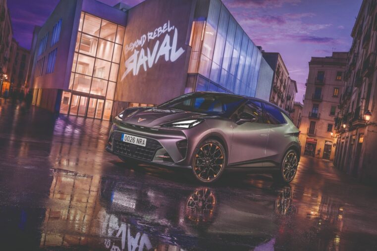 Cupra Raval électrique au design sportif dans une rue urbaine sous la pluie