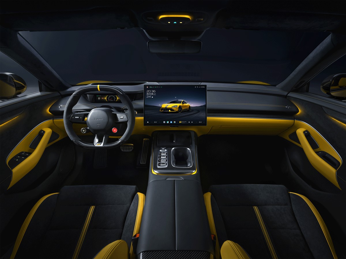 ntérieur sportif de la Xiaomi SU7 Ultra avec cockpit numérique et inserts jaunes