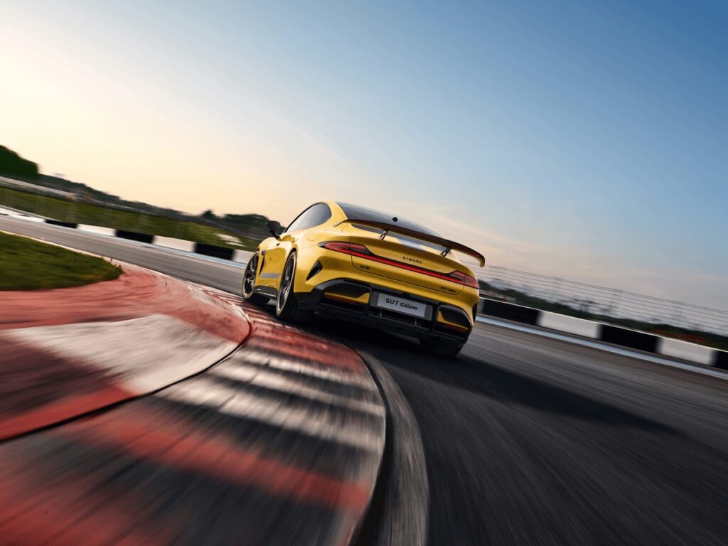 Xiaomi SU7 Ultra en action sur circuit avec son aileron arrière en carbone