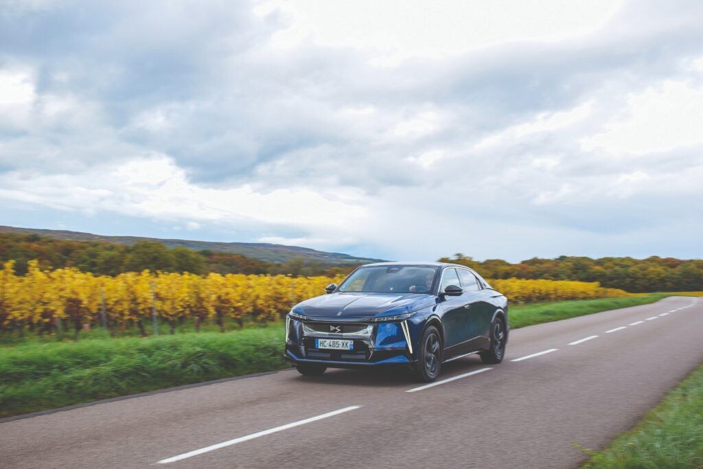 DS Numéro 8 en essai sur une route de campagne