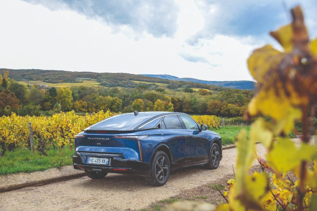 Vue arrière de la DS Numéro 8 électrique au milieu des vignes