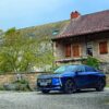 DS Numéro 8 électrique stationnée dans un village français