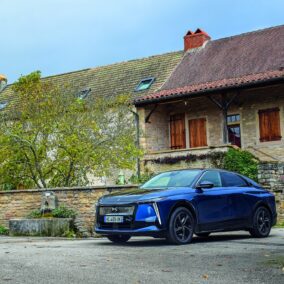 DS Numéro 8 électrique stationnée dans un village français