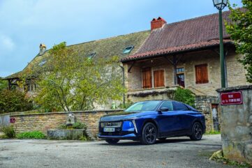 DS Numéro 8 électrique stationnée dans un village français