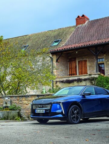 DS Numéro 8 électrique stationnée dans un village français