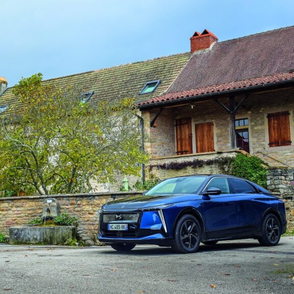DS Numéro 8 électrique stationnée dans un village français