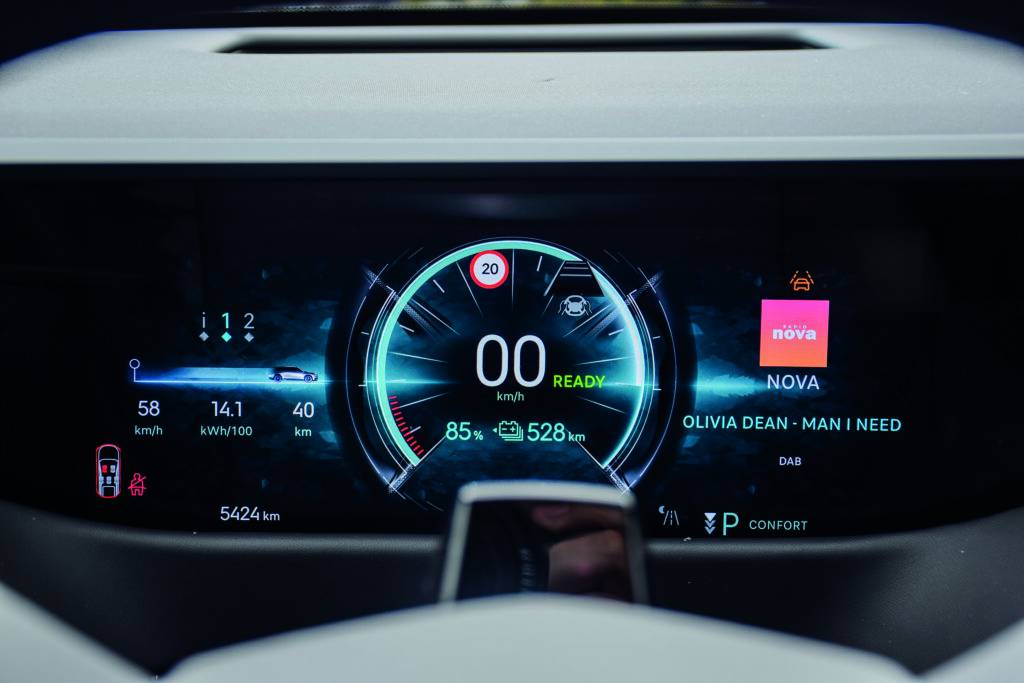 Compteur numérique DS Numéro 8 affichant l’autonomie électrique