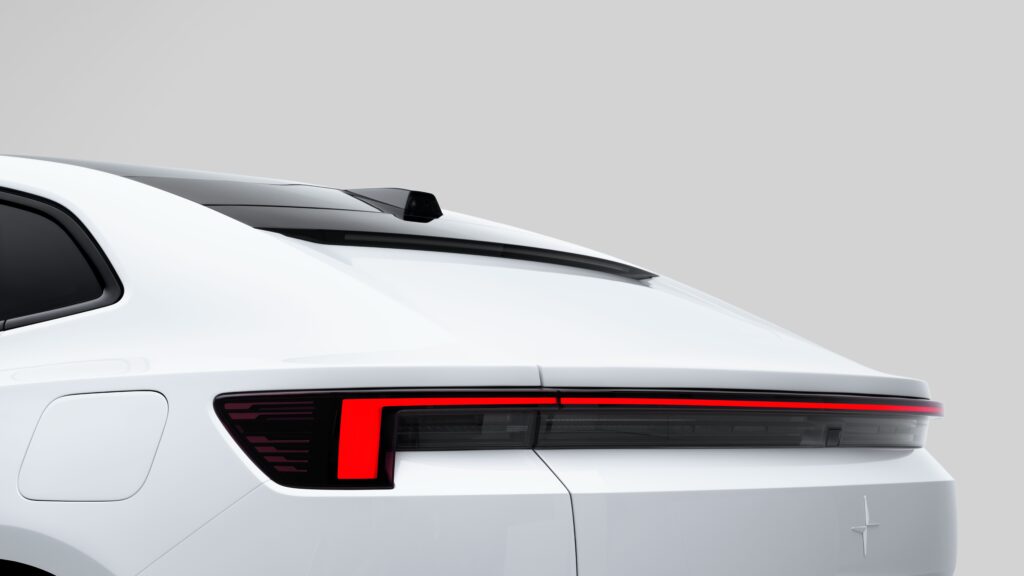 Arrière du Polestar 4 sans lunette arrière avec bandeau lumineux LED