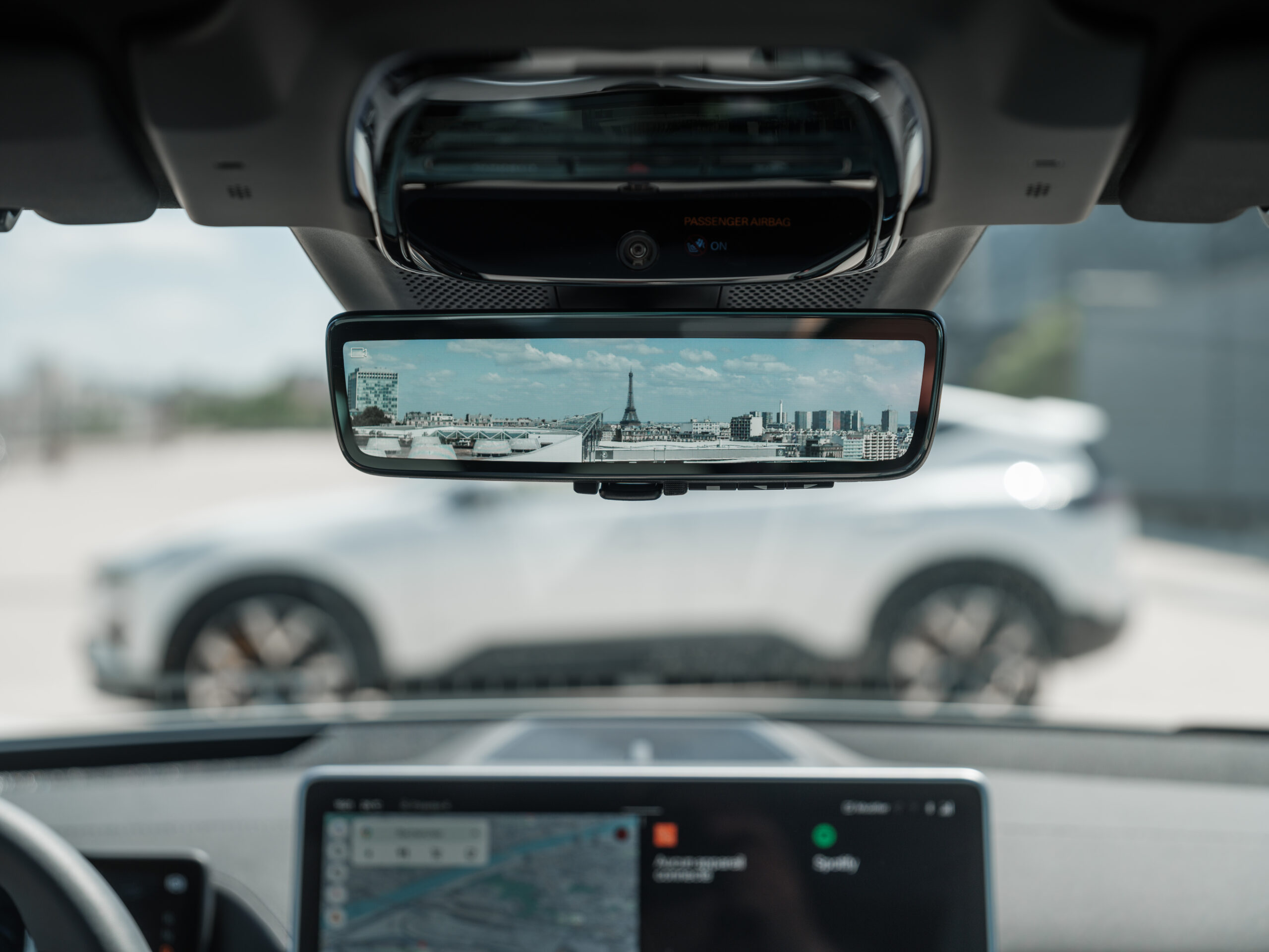 Rétroviseur numérique du Polestar 4 affichant l’image de la caméra arrière