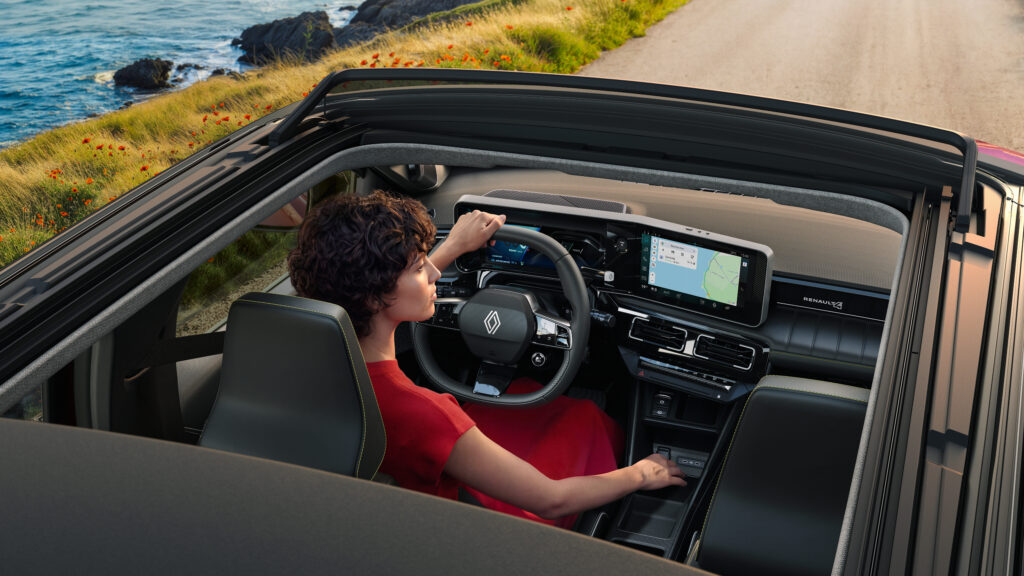Vue intérieure de la Renault 4 E-Tech Plein Sud avec toit ouvrant en toile entièrement ouvert
