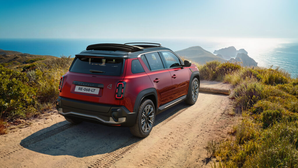 Renault 4 E-Tech Plein Sud avec toit ouvrant en toile sur une route côtière