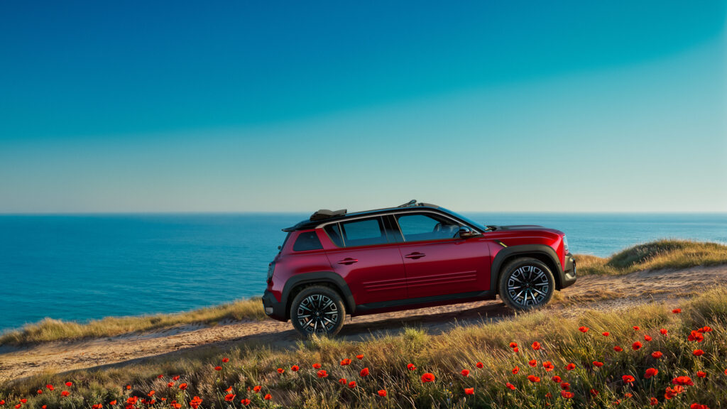 Renault 4 E-Tech Plein Sud rouge avec toit ouvrant en toile sur une route en bord de mer